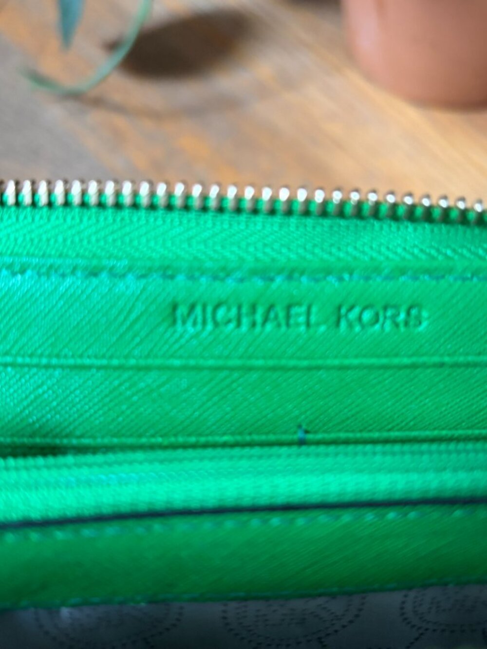 Michael Kors Jet Set Continental Wallet in a textured green Saffiano leather - Picture 5 of 10